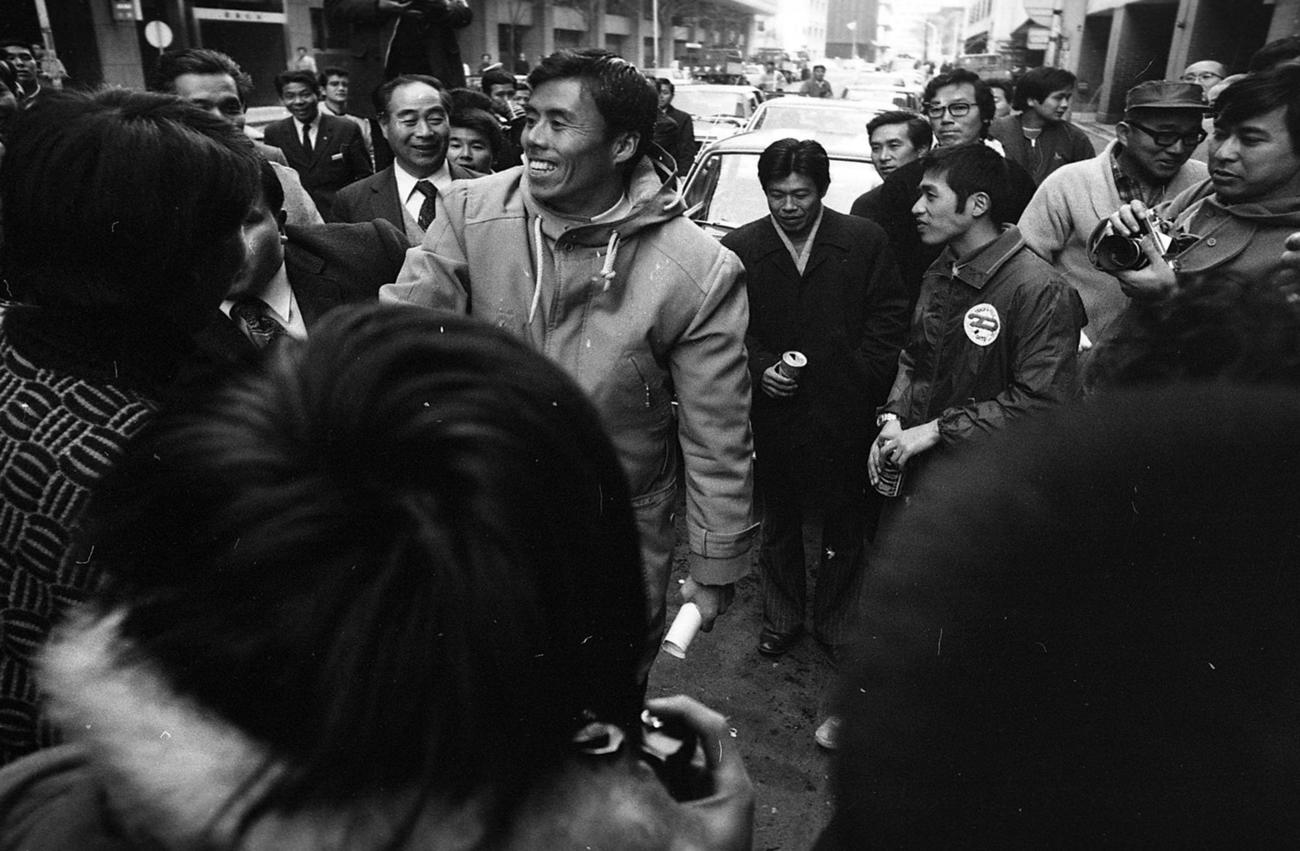 創部8年目で初の総合優勝を飾り喜びの大東大・青葉昌幸監督＝1975年1月3日