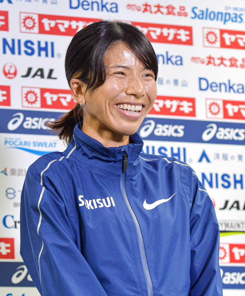 記者会見する女子1万メートルの新谷仁美（日本陸連提供）（共同）