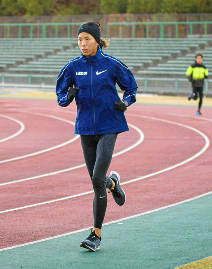 調整する女子1万メートルの新谷仁美（日本陸連提供）（共同）