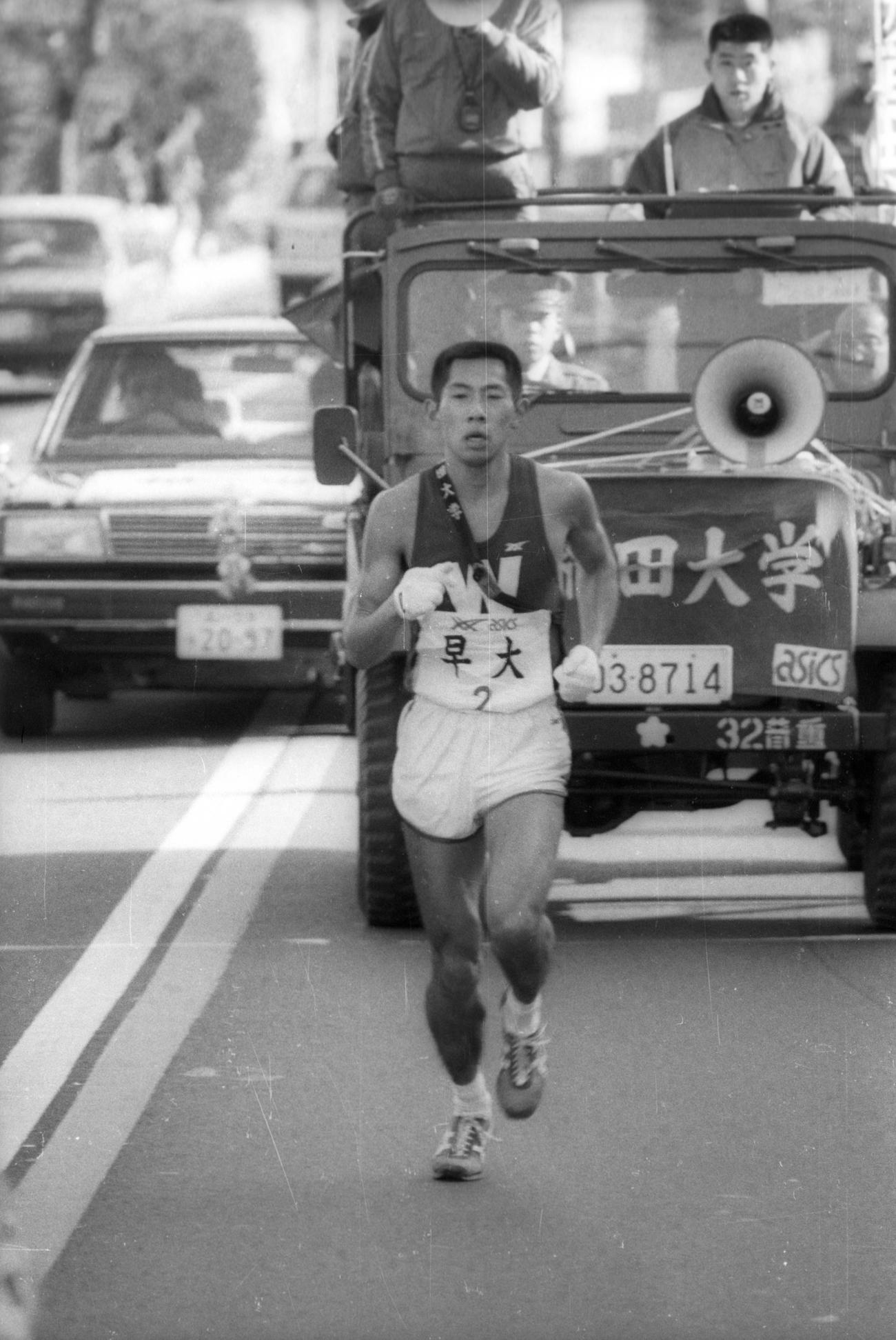 往路2区　3位でタスキをもらった早大・遠藤司（4年、区間2位）は、9秒差の東海大をあっという間に抜き、10キロを過ぎて日体大もかわしトップに躍り出る＝1985年1月2日