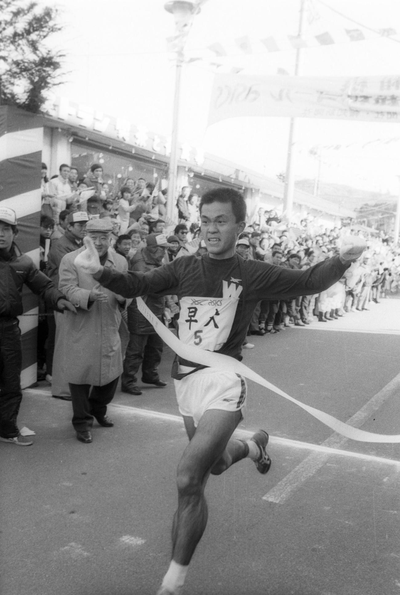 往路5区芦ノ湖駐車場　5時間35分56秒で往路優勝のゴールテープを切る早大・木下哲彦（3年、区間新1時間11分59秒）＝1985年1月2日