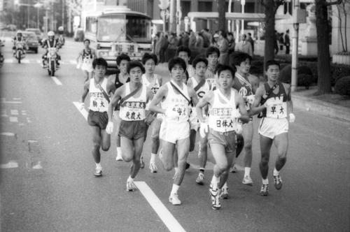 往路1区　読売新聞社前　午前8時、読売新聞社前を15校が一斉スタートし、日比谷通りを行く集団＝1985年1月2日