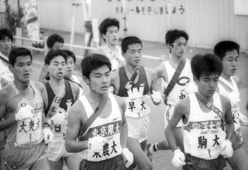 往路1区　第一京浜を行く左から大東大・佐久間伊一（4年、区間8位）、日大・音喜多正志（4年、区間6位）、東京農大・吾郷修二（4年、区間5位）、早大・田原貴之（3年、区間3位）、中大・宮岡聖次（2年、区間7位）、駒大・井上浩（4年、区間4位）＝1985年1月2日　