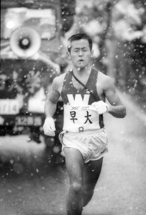 復路8区　雪の中、3度目の箱根駅伝を走る早大・尾崎一志（4年、区間2位）＝1985年1月3日