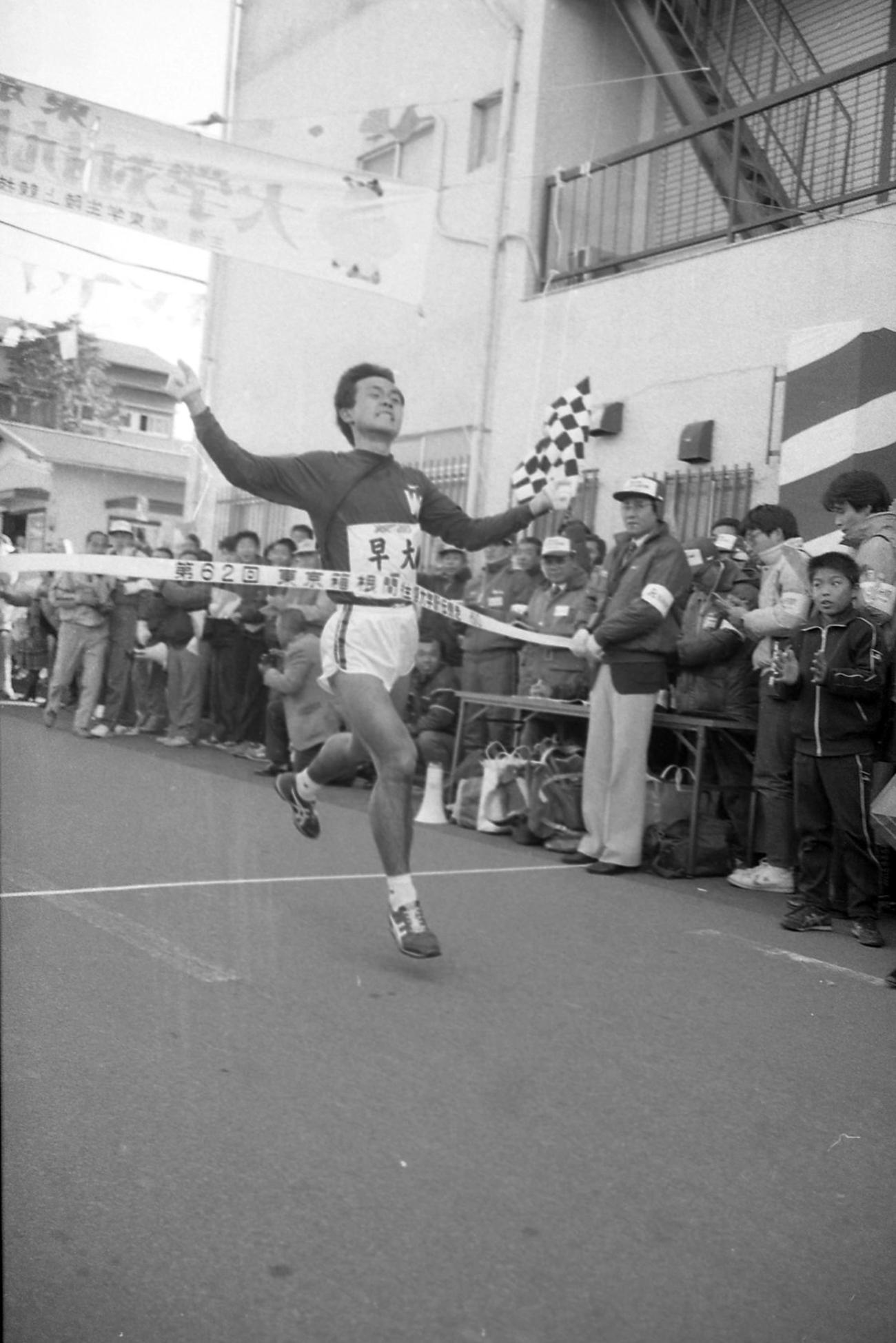 往路5区芦ノ湖駐車場　2位に3分53秒差の5時間41分35秒で往路V3ゴールテープを切る早大・木下哲彦（4年、区間1位）＝1986年1月2日