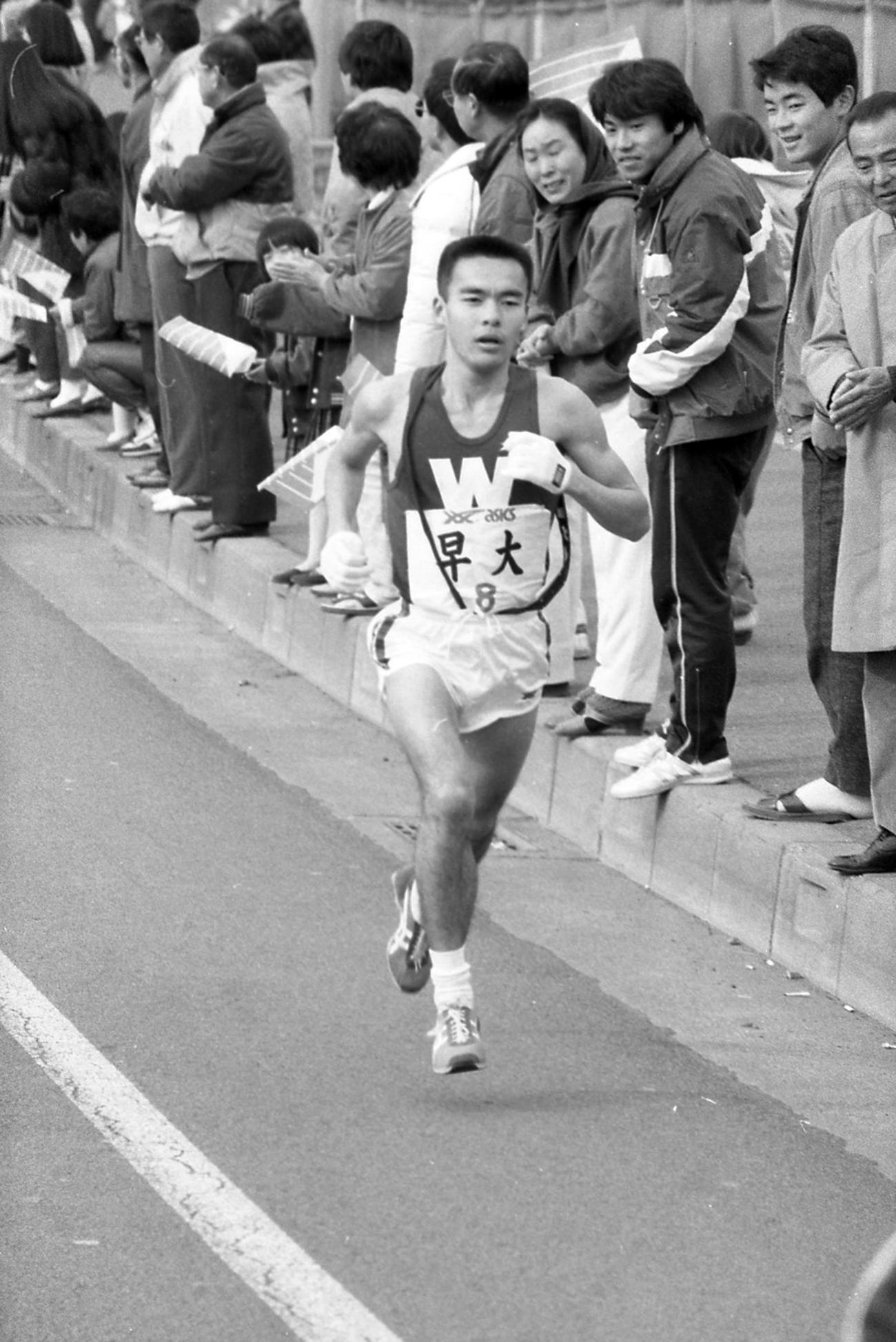 復路8区　昨年、7区にエントリーされながら当日朝、メンバー変更された経験をした早大・杉本和之（2年、区間1位）は8区を快走＝1986年1月3日