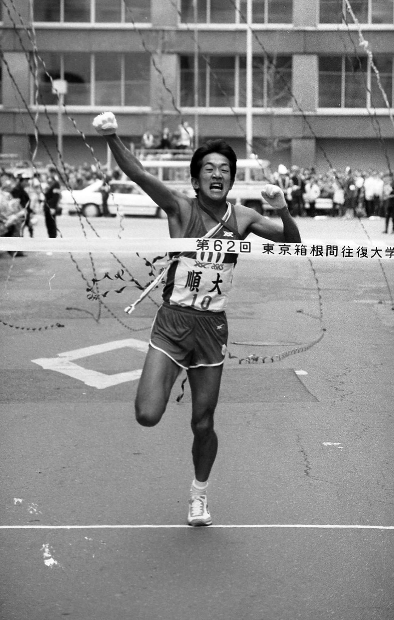 復路10区読売新聞社前　復路6分32秒差の5位スタート、鶴見中継所2分6秒差を大逆転し、11時間19分33秒で4年ぶり5度目の優勝のゴールテープを切る順天堂大アンカー工藤康弘（2年、区間2位）＝1986年1月3日