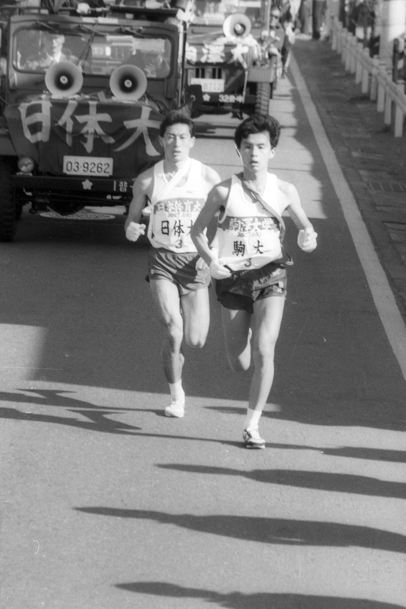 往路3区　日体大・小川欽也（左＝2年、区間4位）を引き離しにかかる伏兵・駒大の東郷裕昭（右＝3年、区間3位）＝1986年1月2日