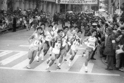 往路1区　午前8時、読売新聞社前を15校が一斉スタートし、日比谷通りへ＝1986年1月2日