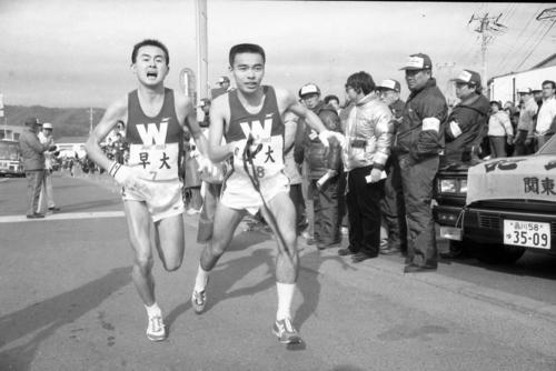 復路8区平塚中継所　トップを死守し8区杉本和之（右＝2年、区間1位）へタスキリレーする早大7区太田真樹（左＝4年、区間11位）＝1986年1月3日
