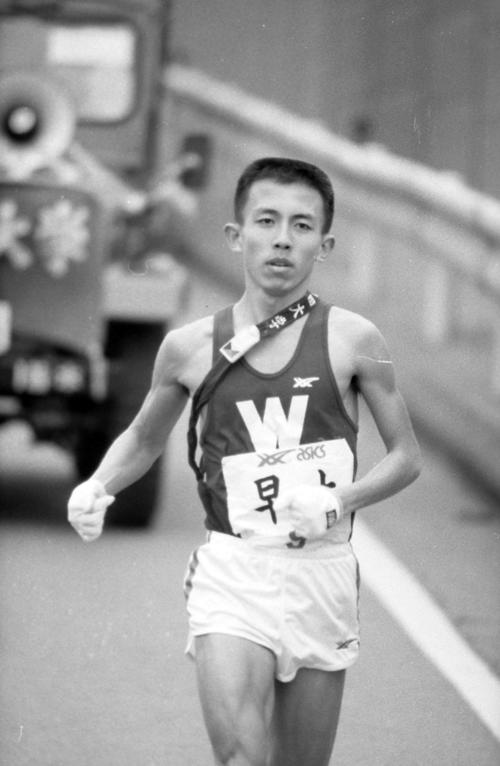 復路9区　早大復路唯一の経験者、坂内敦（2年、区間3位）は首位を死守＝1986年1月3日