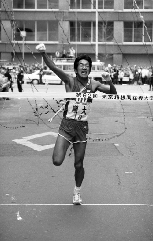 復路10区読売新聞社前　復路6分32秒差の5位スタート、鶴見中継所2分6秒差を大逆転し、11時間19分33秒で4年ぶり5度目の優勝のゴールテープを切る順天堂大アンカー工藤康弘（2年、区間2位）＝1986年1月3日