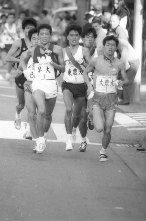 往路1区　第一京浜を行く手前左から早大・田原貴之（4年、区間4位）、東京農大・岡部邦彦（4年、区間1位）、大東大・只隈伸也（2年、区間3位）＝1986年1月2日