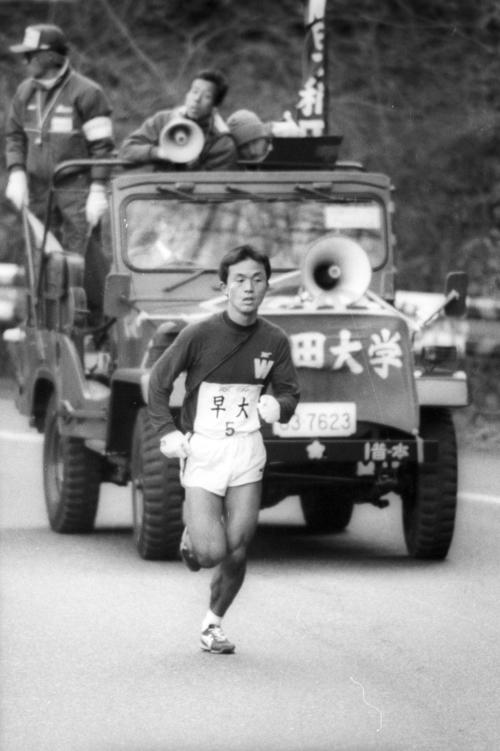 往路5区　伴走車の川越学（4年、2区3位）の後押しを受け、軽快に山登りをする早大・木下哲彦（4年、区間1位）＝1986年1月2日