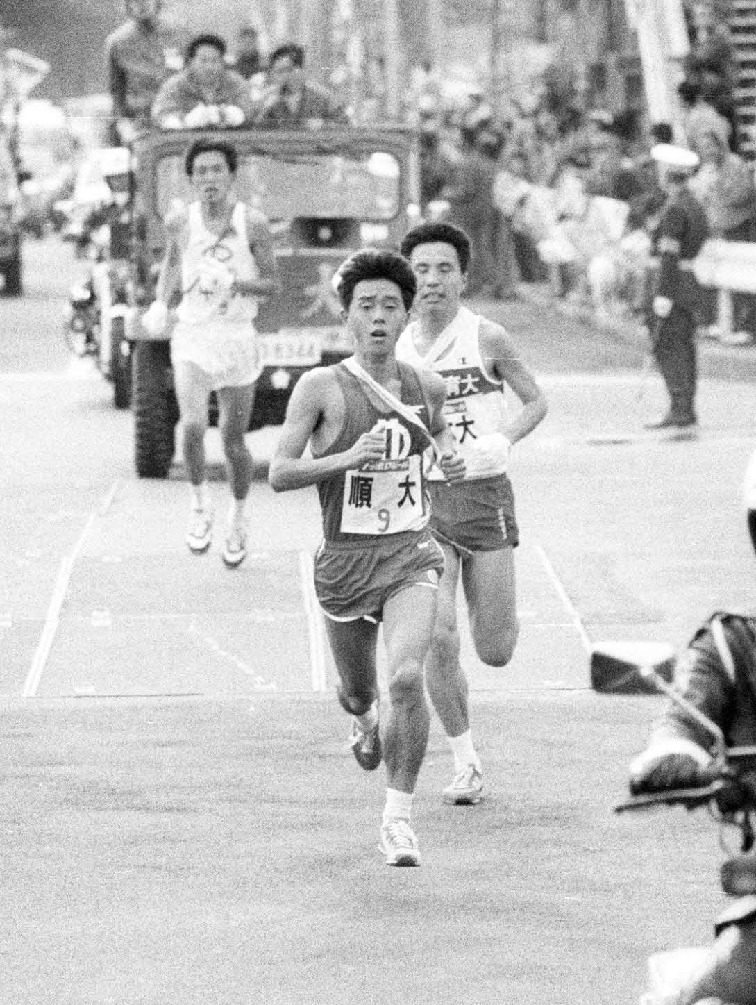 復路9区　中大・瀬田、日体大・別府をふり切る順大の横道正憲＝1987年1月3日