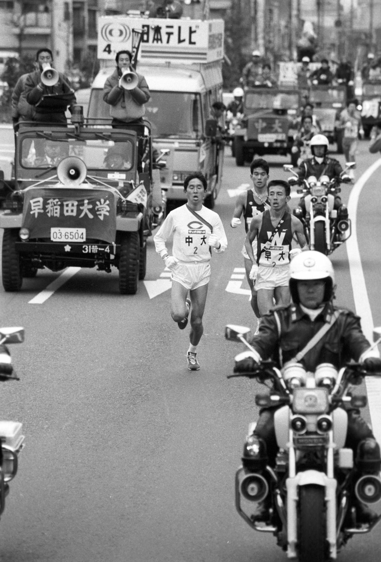 往路2区　早大・坂内敦（右＝3年、区間4位）をとらえトップに出る中大・楜沢俊明（左＝3年、区間3位）＝1987年1月2日