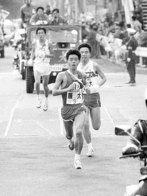 復路9区　中大・瀬田、日体大・別府をふり切る順大の横道正憲＝1987年1月3日