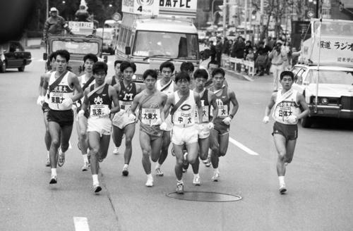 往路1区　日体大・川島伸次（右端＝2年、区間10位）は、肉離れを起こした主将・仲西浩の代役となったが、力走　＝1987年1月2日