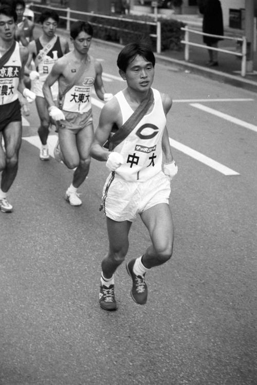 往路1区　トップに出る中大・富永博文（4年、区間2位）＝1987年1月2日　