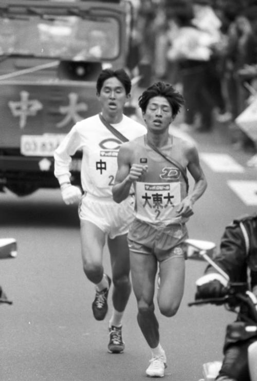 往路2区　中大・楜沢俊明（左＝3年、区間3位）をかわし6人抜き、一気にトップに躍り出た大東大・只隈伸也（3年、区間1位）＝1987年1月2日