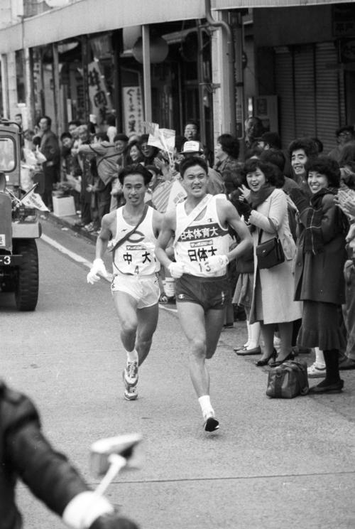 往路4区　中大・松下功（左＝4年、区間4位）をかわし、ついにトップに立った日体大・島津秀一（右＝2年、区間2位）＝1987年1月2日