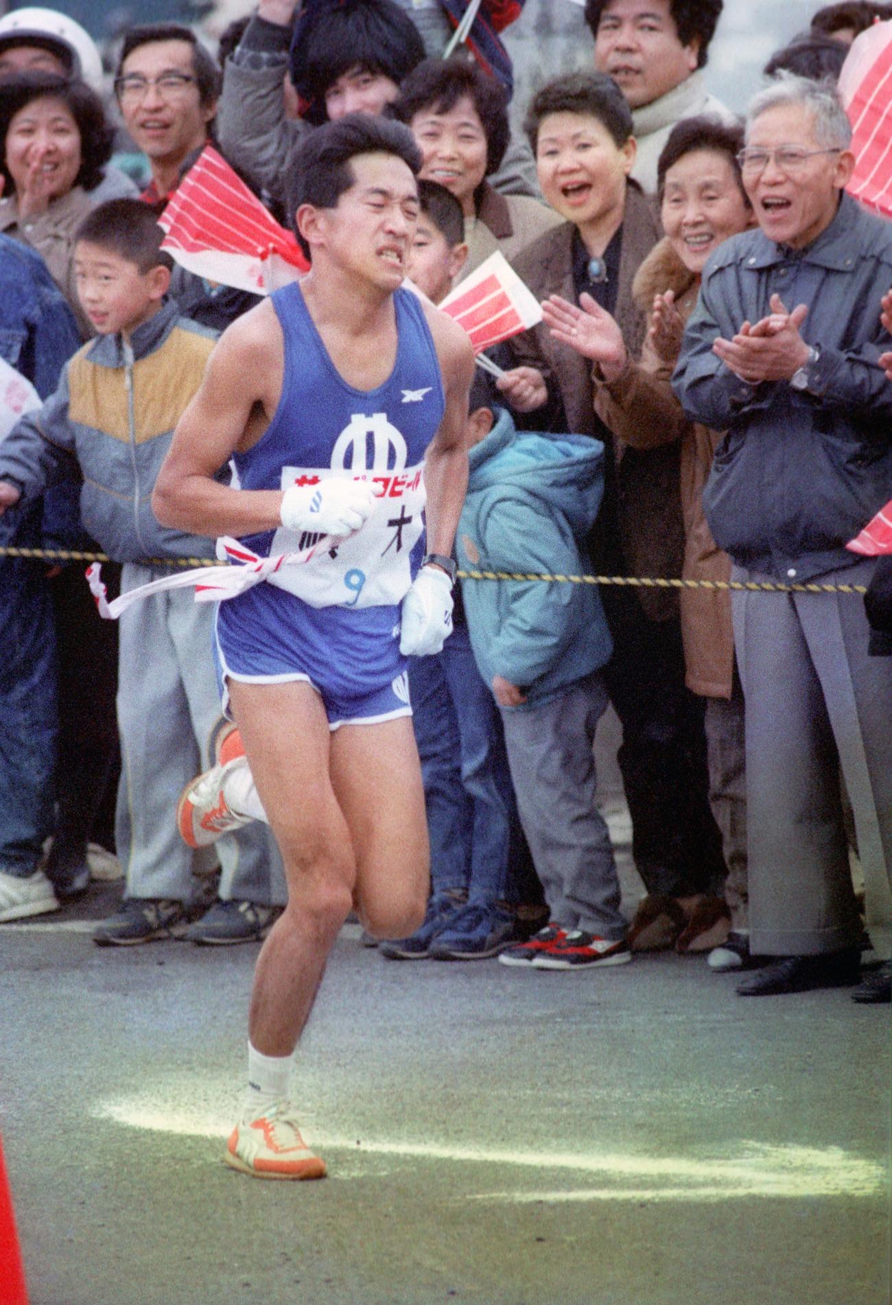復路9区　V3へ独走する順天堂大・工藤康弘（4年、区間1位）＝1988年1月3日