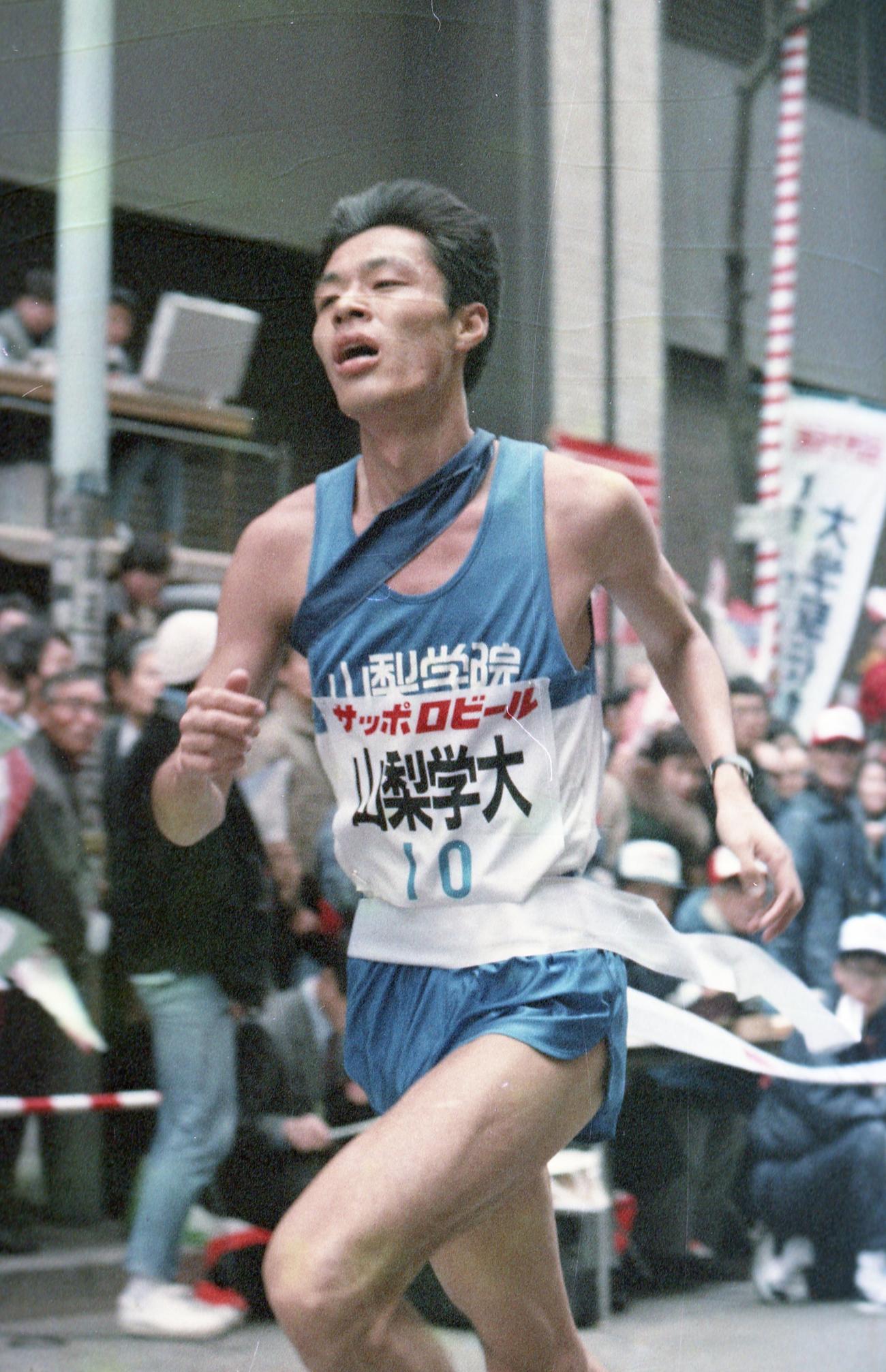 復路10区読売新聞社前　シード権の9位に3分24秒及ばず11位でゴールする2度目の出場の山梨学院大アンカー野村勉（2年、区間12位）＝1988年1月3日