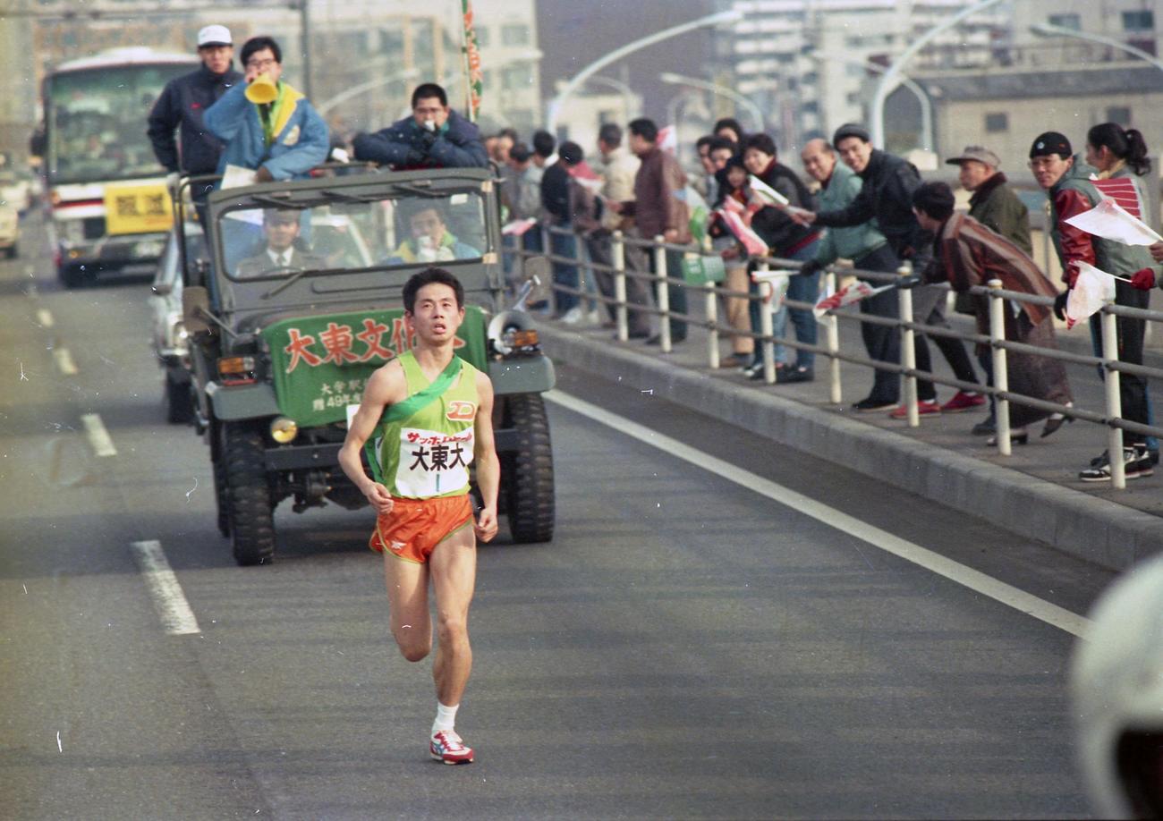 往路1区　トップに出た大東大・実井謙二郎（1年、区間1位）＝1988年1月2日