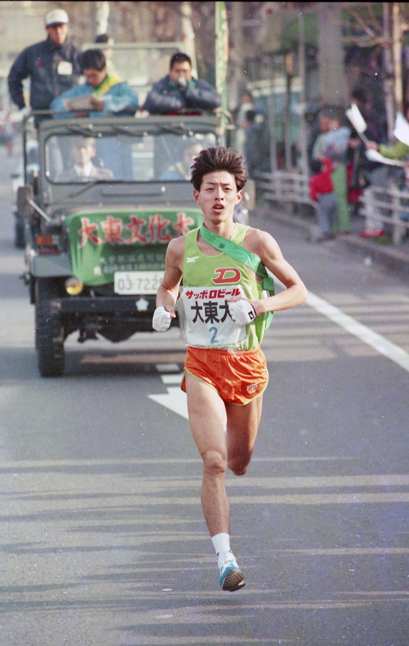 往路2区　トップでタスキをもらった大東大・只隈伸也（4年、区間6位）＝1988年1月2日