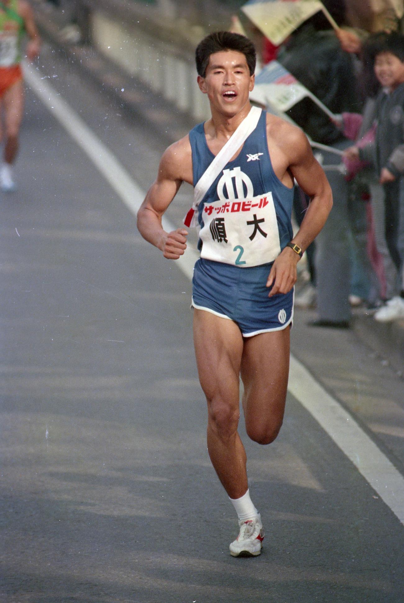 往路2区　トップを行く順天堂大・鈴木賢一（2年、区間2位）＝1988年1月2日