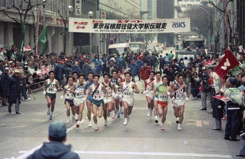 午前8時、読売新聞社前を15校が一斉スタート＝1988年1月2日