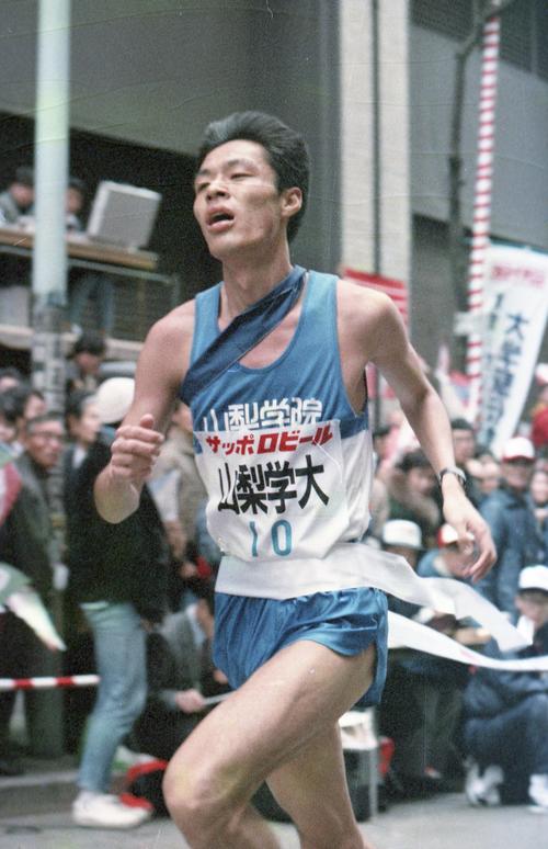 復路10区読売新聞社前　シード権の9位に3分24秒及ばず11位でゴールする2度目の出場の山梨学院大アンカー野村勉（2年、区間12位）＝1988年1月3日