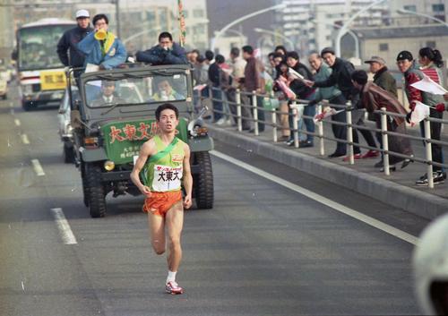 往路1区　トップに出た大東大・実井謙二郎（1年、区間1位）＝1988年1月2日
