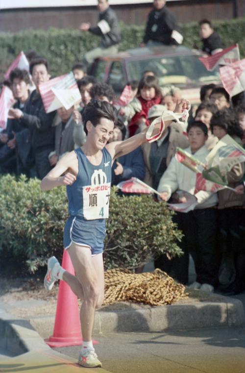 往路4区　2位大東大に3分27秒と差を広げタスキリレーに入る順天堂大・石原典泰（4年、区間1位）＝1988年1月2日