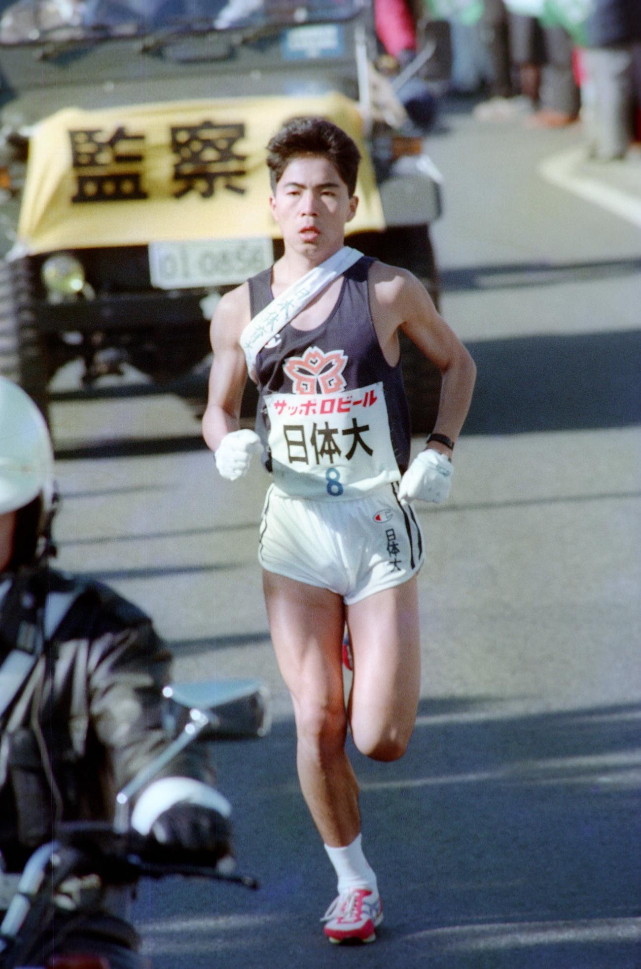復路8区　トップを行く日体大・有川哲蔵（4年、区間2位）＝1989年1月3日　