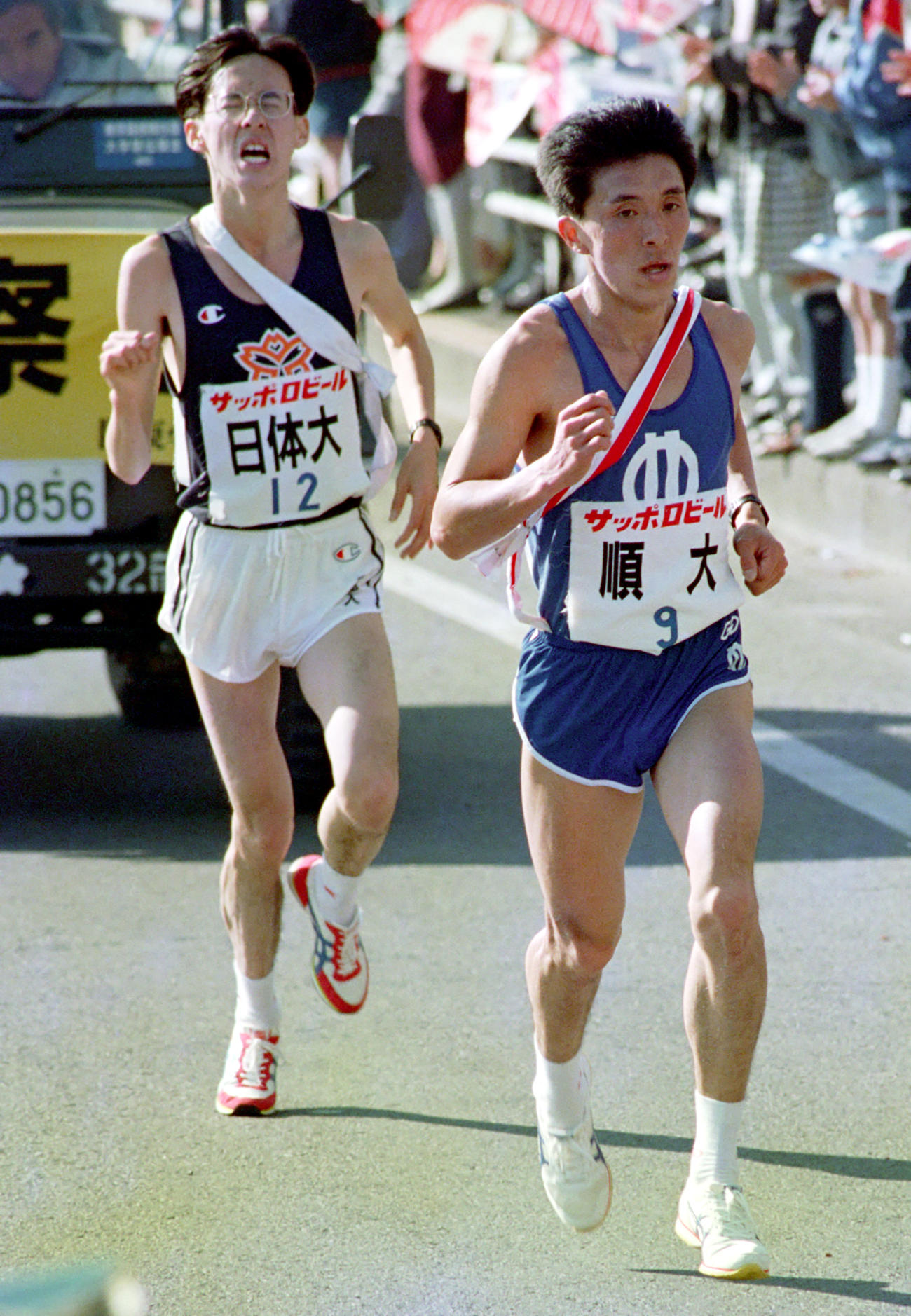 往路　9区17キロ付近で、順大・山田和人（右）は、苦しそうに走る日体大・大梶義幸を抜き去り、優勝へひた走る＝1989年1月3日
