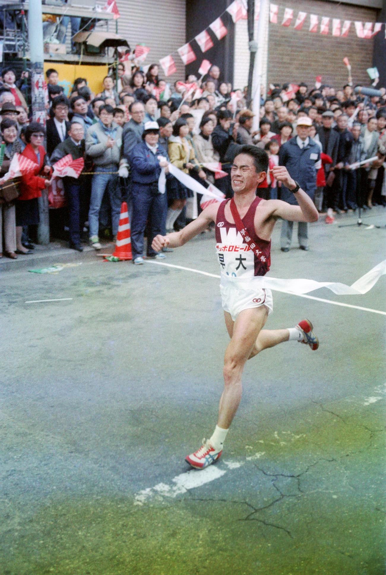 復路10区読売新聞社前　早大1年生アンカー深谷弘は区間3位の力走だったが、早大は総合10位で77年以来12年ぶりのシード落ちとなった＝1989年1月3日