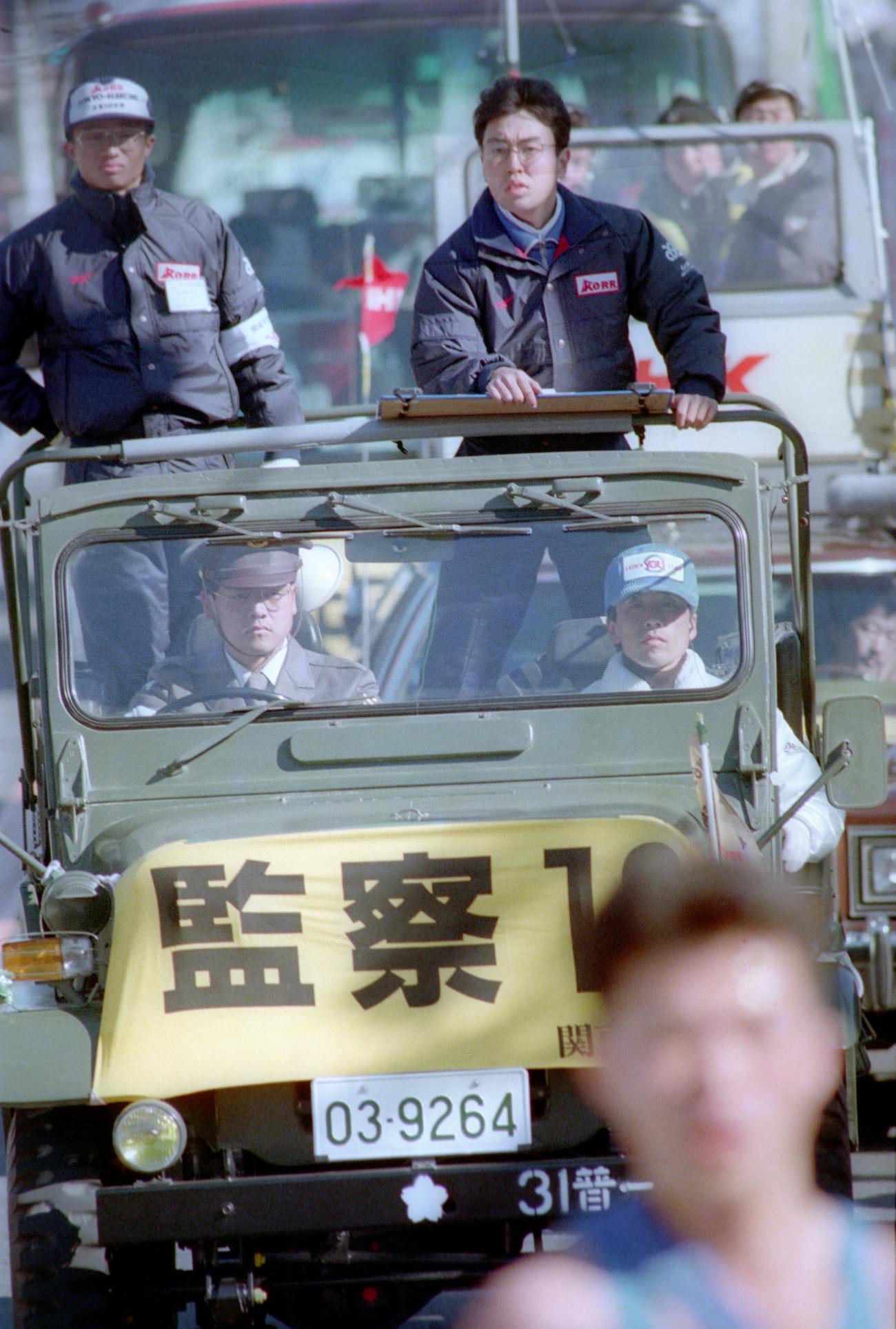 往路4区　監察車から選手の様子をうかがう監督、コーチ　※この大会から伴走車を廃止し監察車に監督・コーチが乗ることになり、監察車からの応援、助言は禁止となった＝1989年1月2日