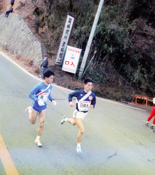 復路6区　スタートして1キロでトップ順天堂大・今村稔和(左＝4年、区間3位)をとらえた日体大・川島伸次（右＝4年、区間1位）＝1989年1月3日