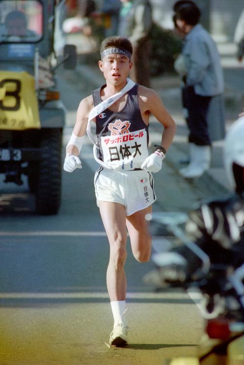 復路7区　トップを力走する日体大・矢嶋亨（2年、区間4位）＝1989年1月3日