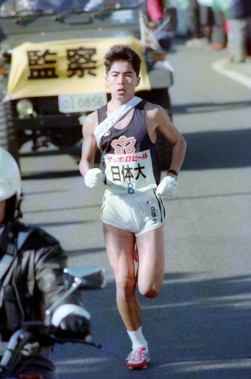 復路8区　トップを行く日体大・有川哲蔵（4年、区間2位）＝1989年1月3日　