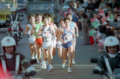 往路1区　日体大・深井剛（左＝4年、区間2位）、順天堂大・三浦武彦（右＝4年、区間1位）を先頭に京浜第一国道を行く集団＝1989年1月2日