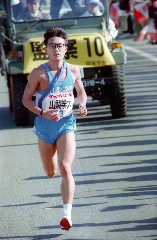 往路3区　首位を死守する山梨学院大・福田正志（3年、区間4位）＝1989年1月2日