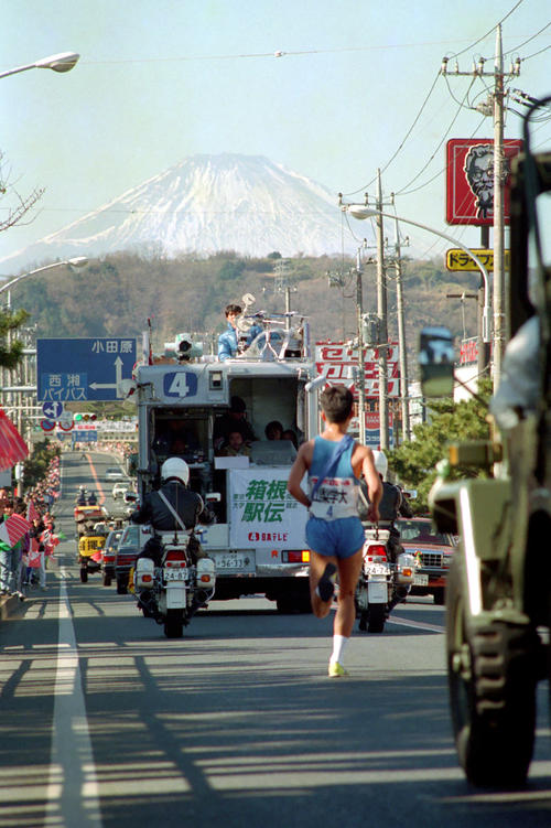 往路4区　富士山に向かってトップを走る山梨学院大・伊東宣明（4年、区間6位）＝1989（平元）年1月2日