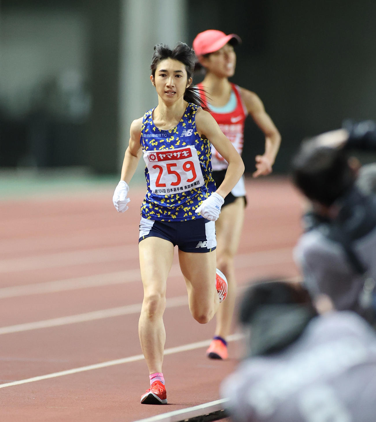 女子5000メートル　広中（後方）を破り15分5秒65で1位となる田中希実（撮影・清水貴仁）