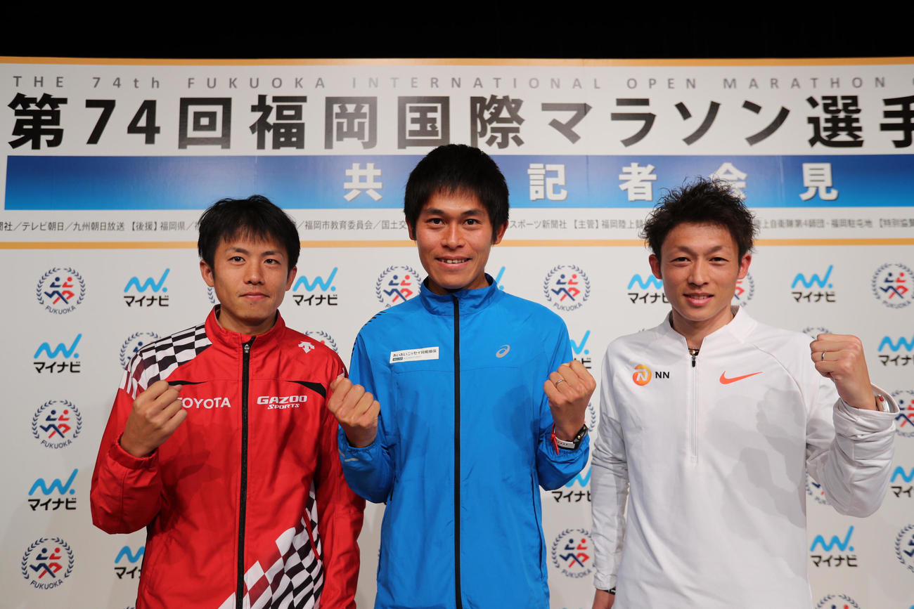 記者会見で写真撮影に応じる招待選手の（左から）藤本拓、川内優輝、福田穣（代表撮影）