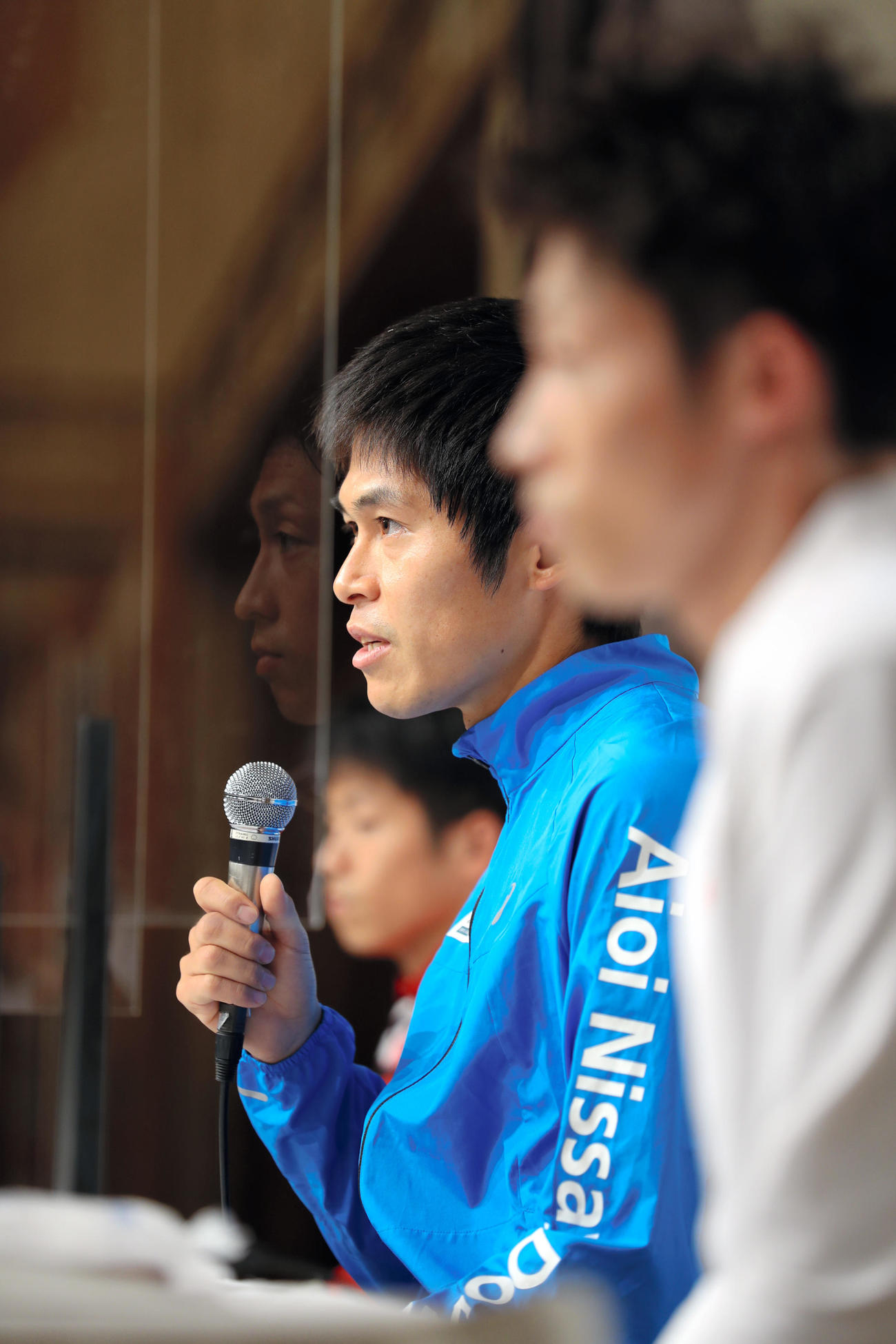 パーテーションが取り付けられた会見席で質問に答える招待選手の川内優輝（中央）。手前は福田穣、奥は藤本拓（代表撮影）