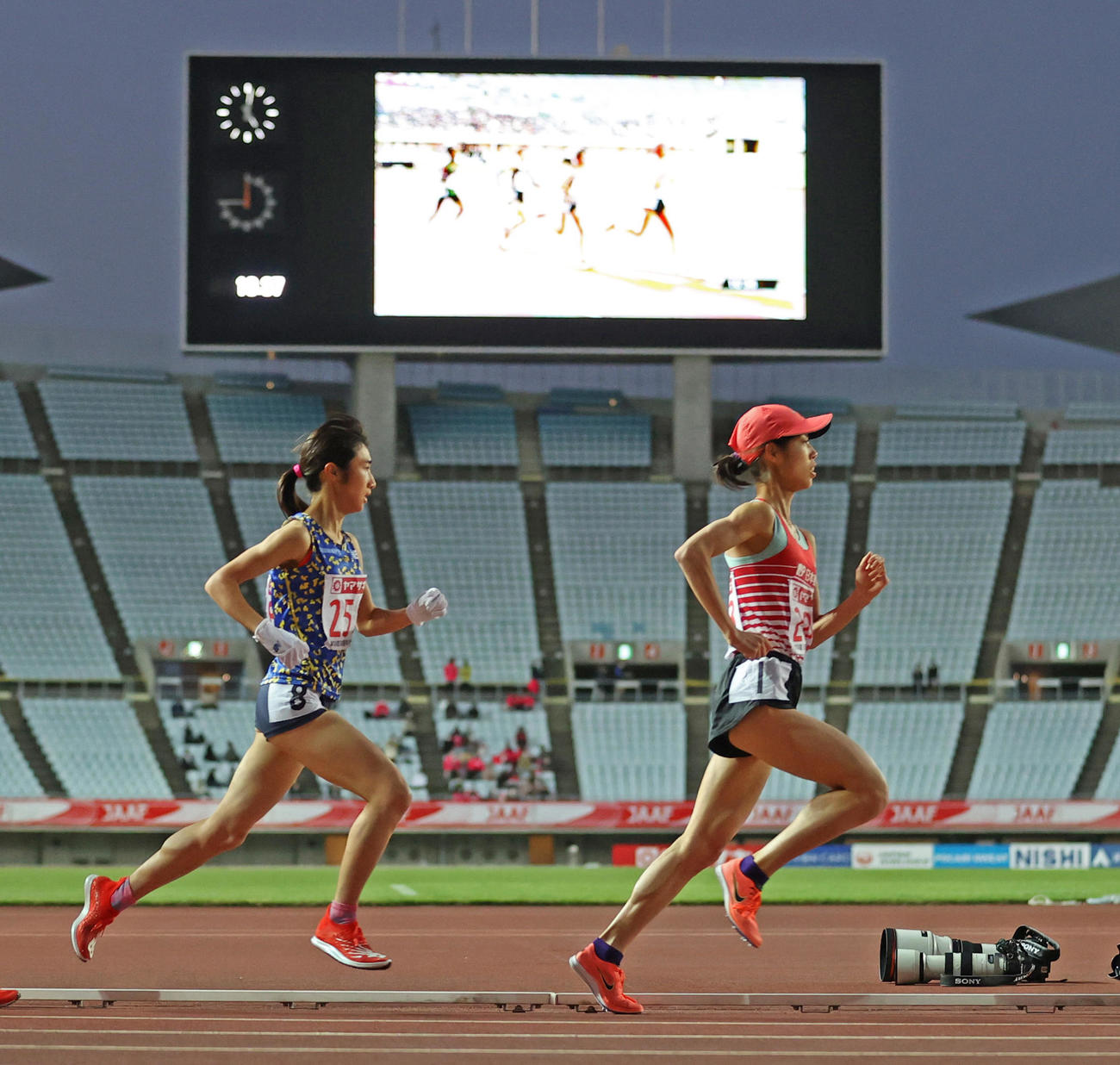 日本陸上競技選手権大会・長距離種目　女子5000メートル　15分5秒65で1位となる田中希実（左）、右は2位広中璃梨佳（撮影・清水貴仁）