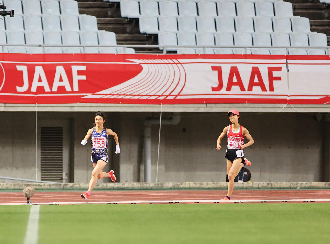 女子5000メートル　最終周で広中（右）を突き放す田中（撮影・清水貴仁）