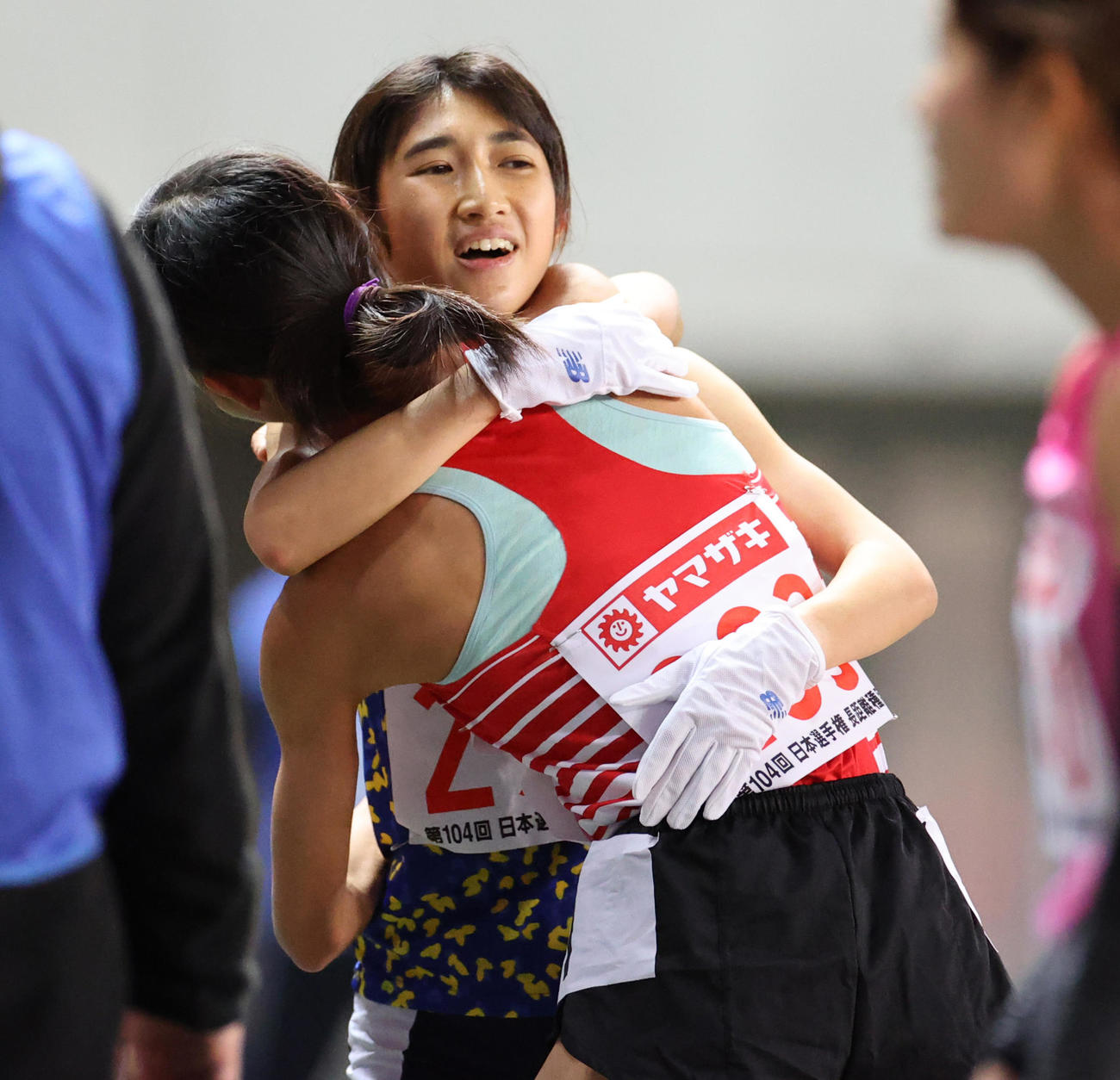 女子5000メートル　優勝した田中（奥）は2位広中と抱き合う（撮影・清水貴仁）